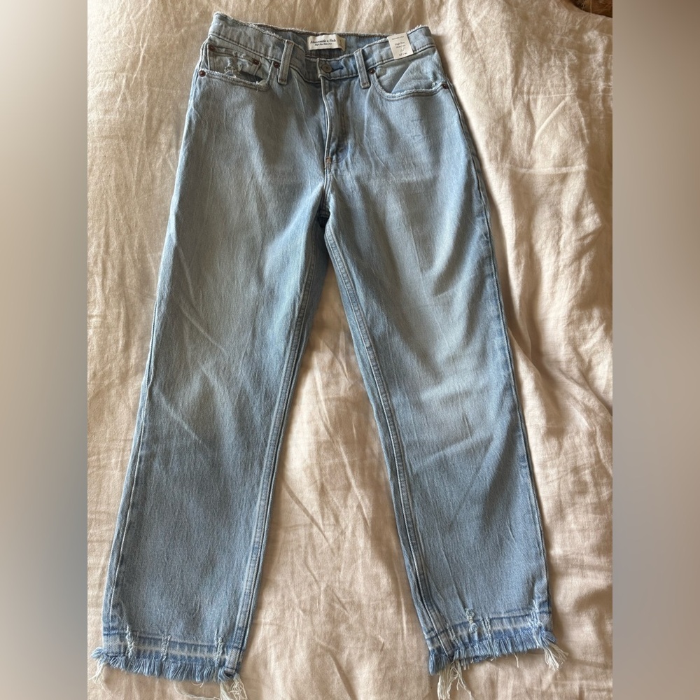 NWT ABERCROMBIE High Rise Mom Jean x Light Frayed Hem - size 27/S